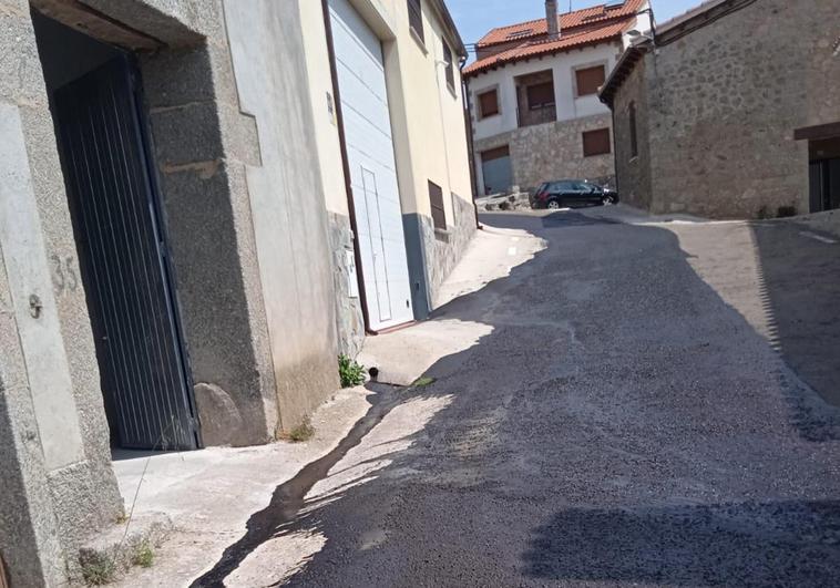 Un río de alquitrán recorre Puebla de San Medel por un deficiente asfaltado