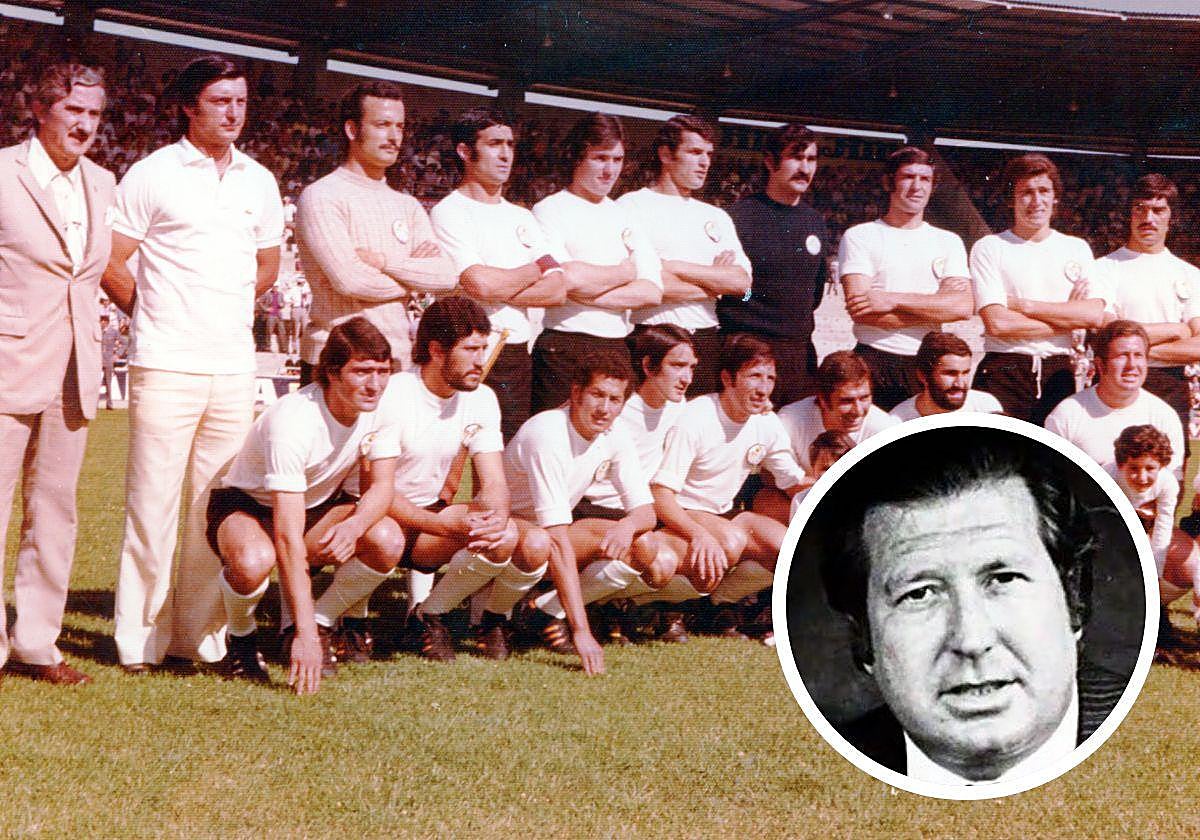 Juan Muñoz, abajo a la derecha, junto al equipo que logró el primer ascenso a Primera de la UD Salamanca.