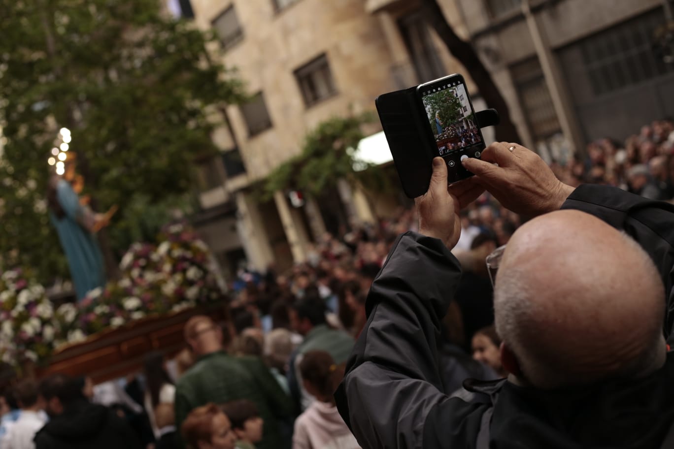 La lluvia no impide la salida de la tradicional procesión de María Auxiliadora