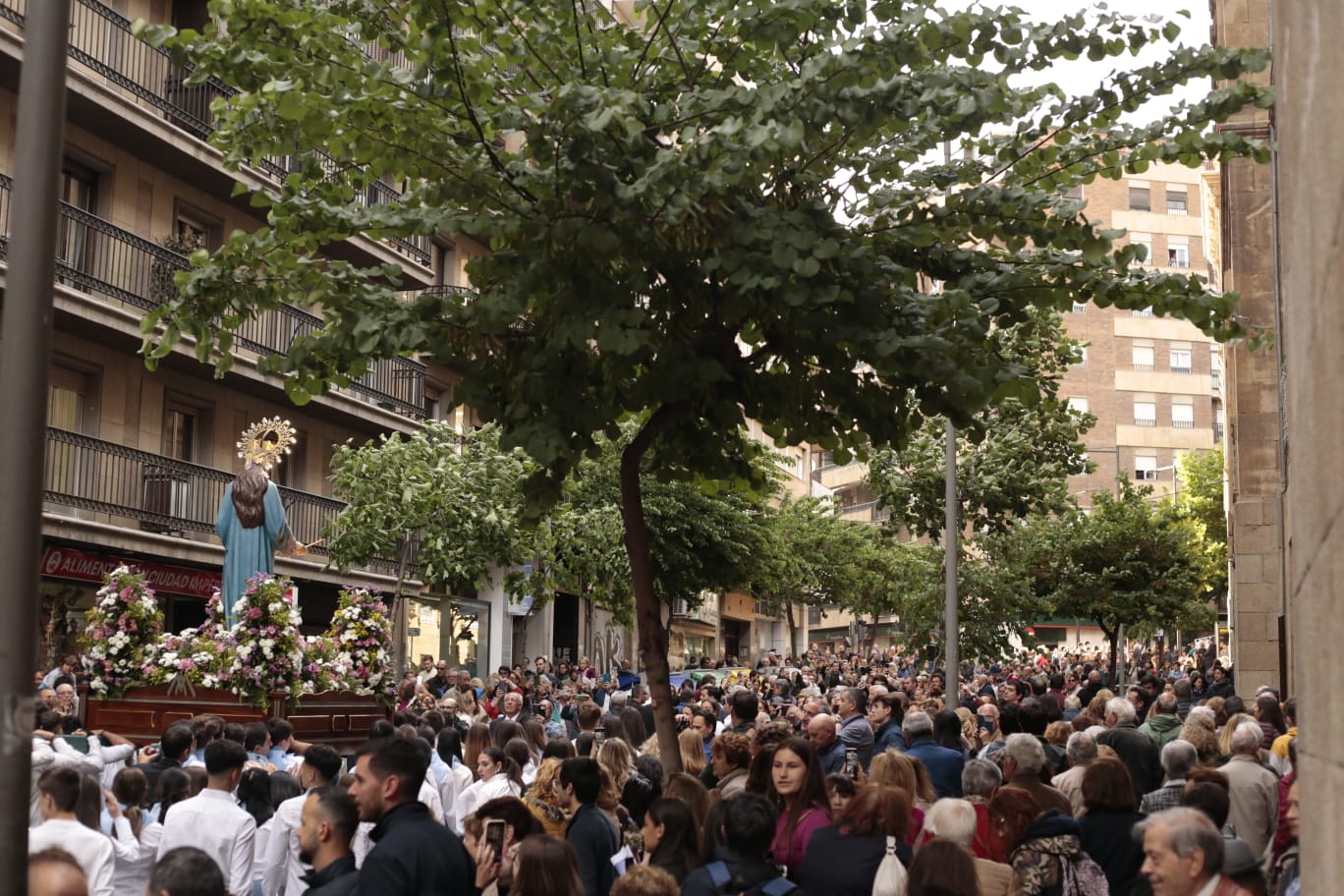 La lluvia no impide la salida de la tradicional procesión de María Auxiliadora