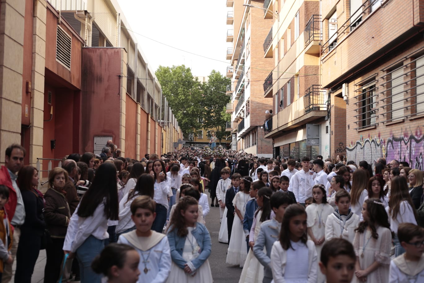 La lluvia no impide la salida de la tradicional procesión de María Auxiliadora