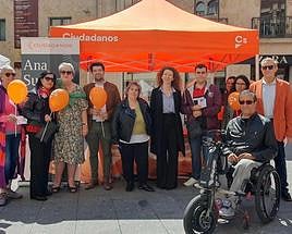 Ana Suárez en la carpa de Ciudadanos en la plaza del Liceo de Salamanca.