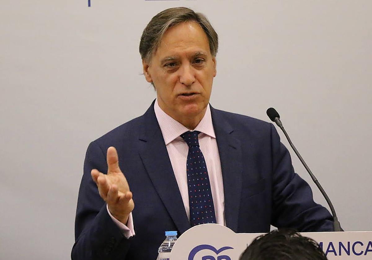 Carlos García Carbayo, candidato del Partido Popular a la Alcaldía de Salamanca, en un acto de campaña.