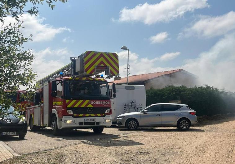 Alarma tras el incendio de un coche en un chalet en Aldeatejada