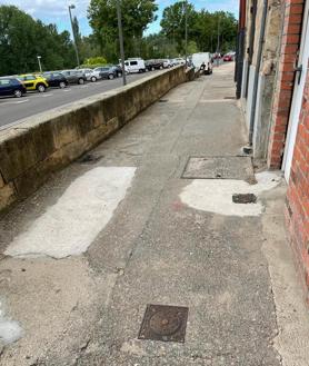 Imagen secundaria 2 - Vecinos de la calle Ribera del Puente denuncian el deterioro de los accesos a las viviendas