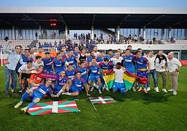 La plantilla del Amorebieta celebra el ascenso a Segunda División.