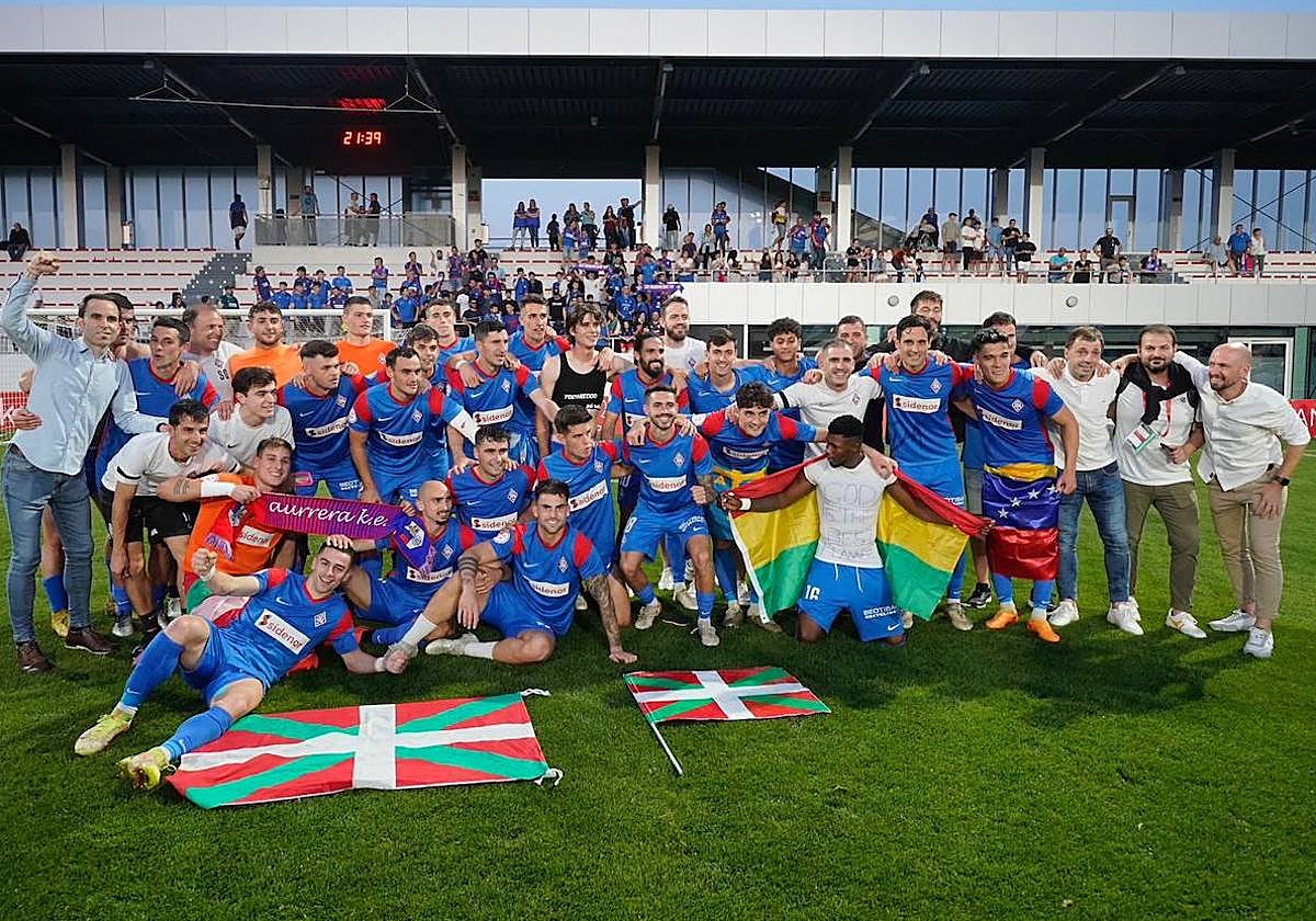 La plantilla del Amorebieta celebra el ascenso a Segunda División.