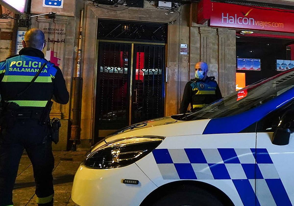 Agentes de la Policía Local de Salamanca, en una imagen de archivo.