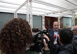 Ignacio Rivas atiende a los medios.