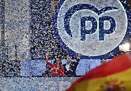 Núñez Feijóo con Díaz Ayuso en el balcón de Génova.