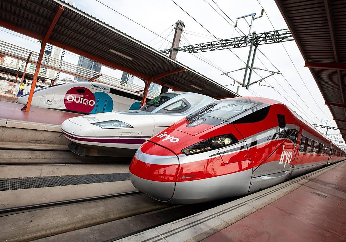 Trenes de varios operadores en una estación.