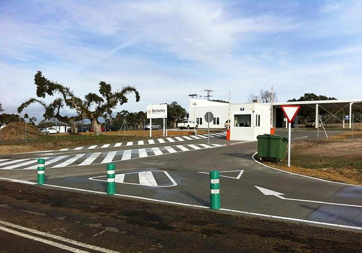Accseo de las instalaciones de la empresa en la zona de Retortillo.