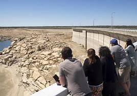 El pantano de la Almendra casi vacío hace un año, cuando los trasvases a Portugal.