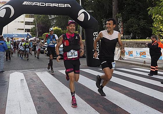 Miguel Heras, a la derecha, en la salida de una de las Rutas Vetonas celebradas.