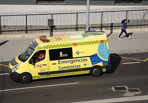 Ambulancia en los alrededores del hospital de Salamanca.