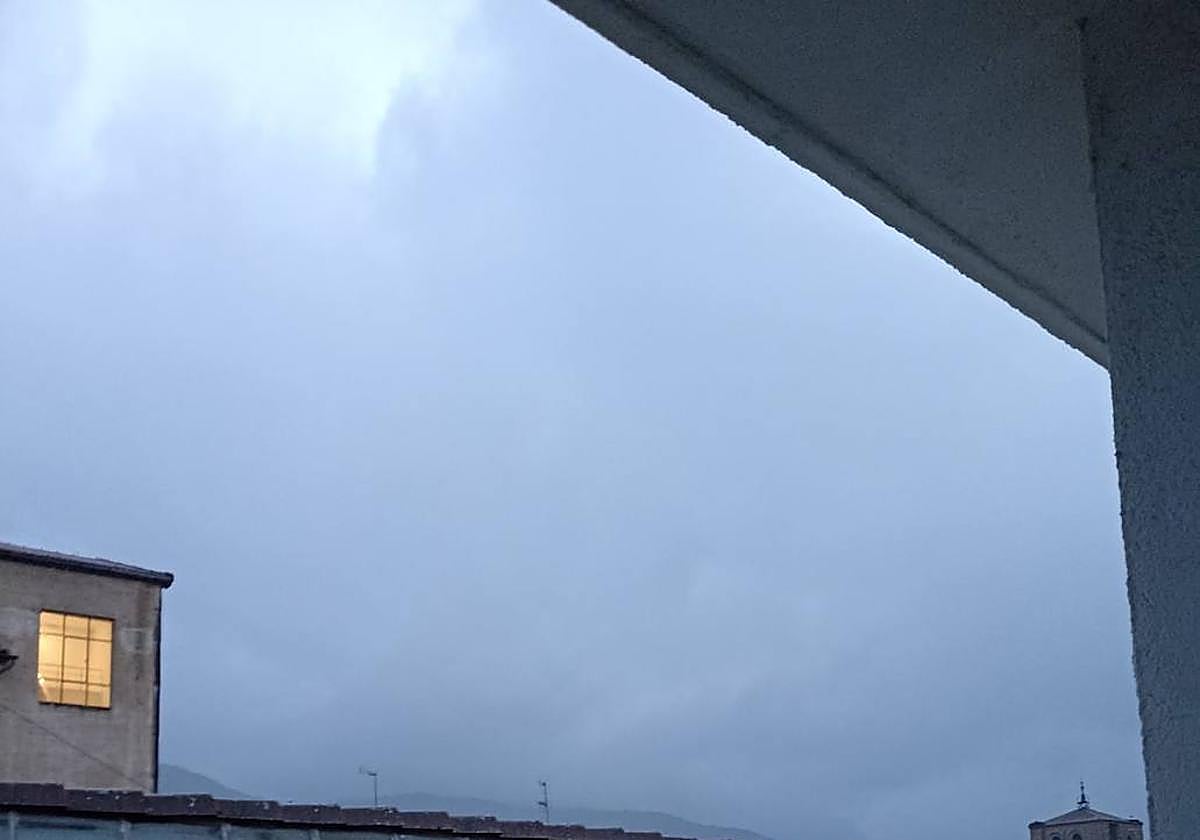 Una fuerte tromba de lluvia y granizo descarga sobre Béjar