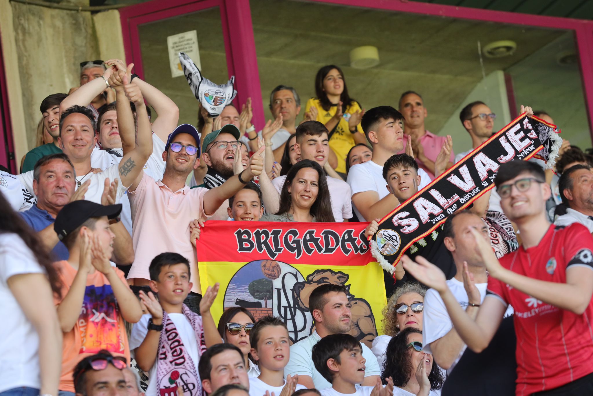 La grada, la afición y la tormenta sobre el Helmántico