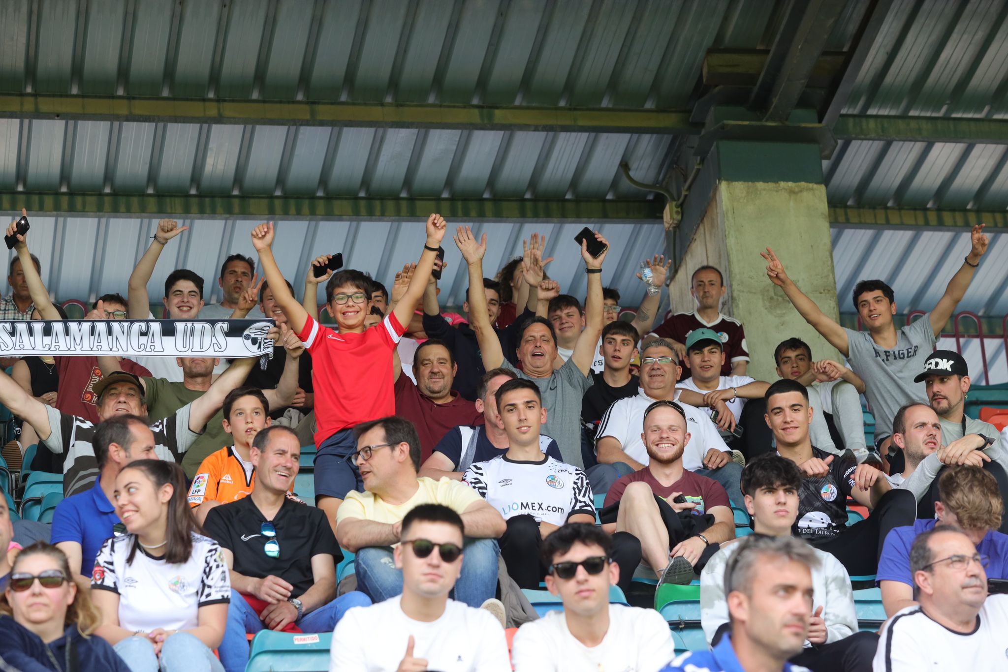 La grada, la afición y la tormenta sobre el Helmántico