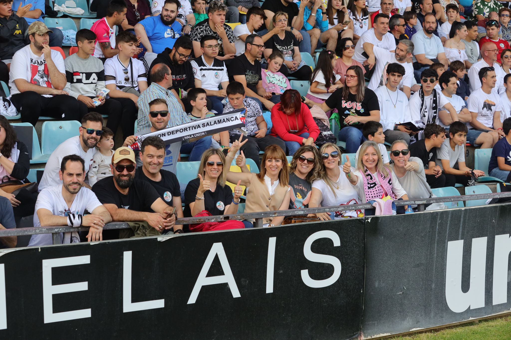 La grada, la afición y la tormenta sobre el Helmántico