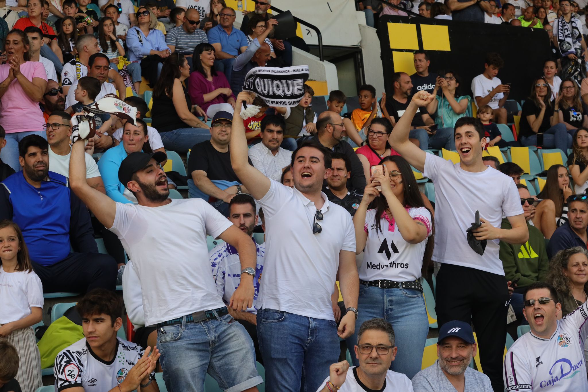 La grada, la afición y la tormenta sobre el Helmántico