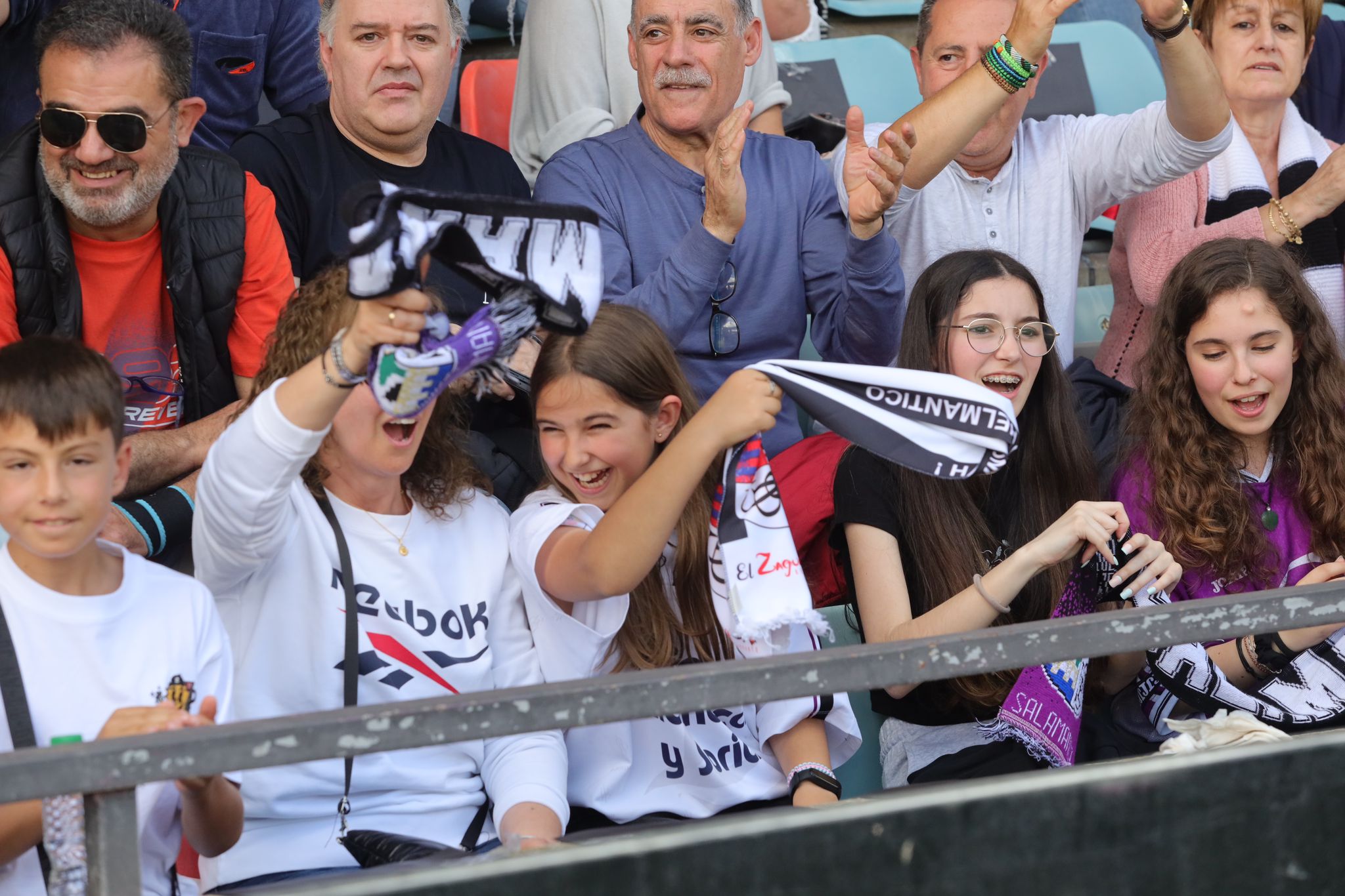 La grada, la afición y la tormenta sobre el Helmántico