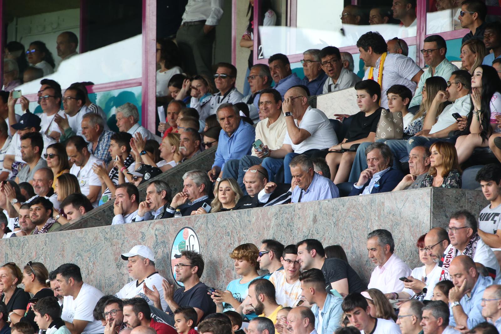 La grada, la afición y la tormenta sobre el Helmántico