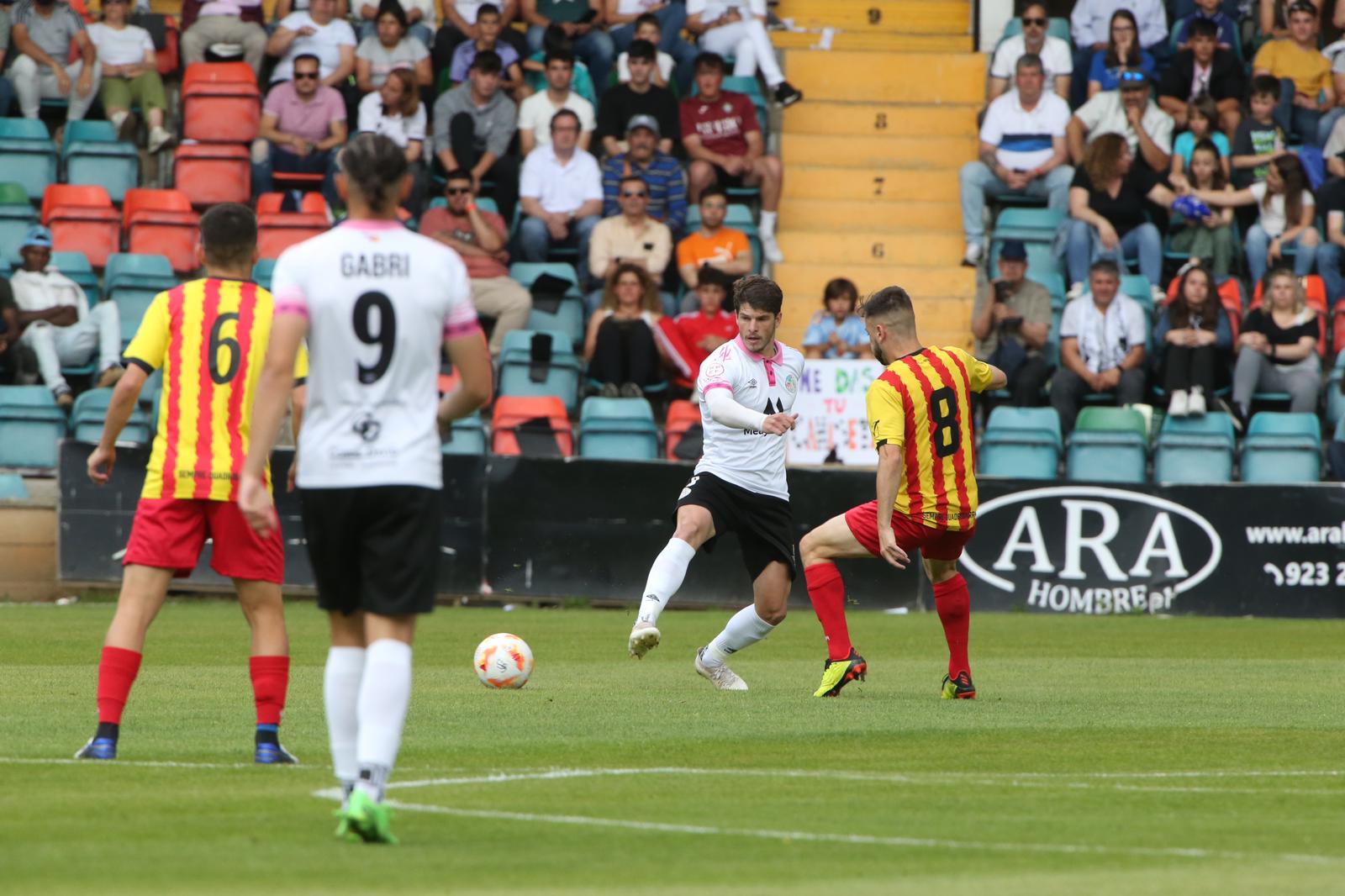 La grada, la afición y la tormenta sobre el Helmántico