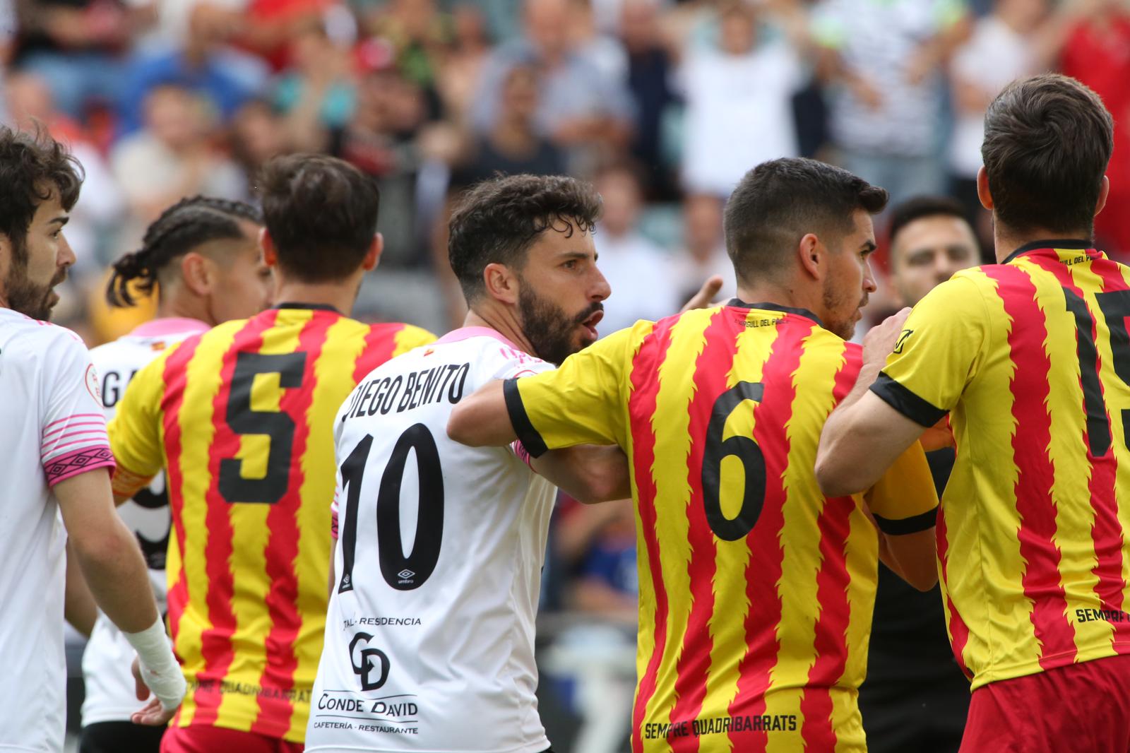 La grada, la afición y la tormenta sobre el Helmántico