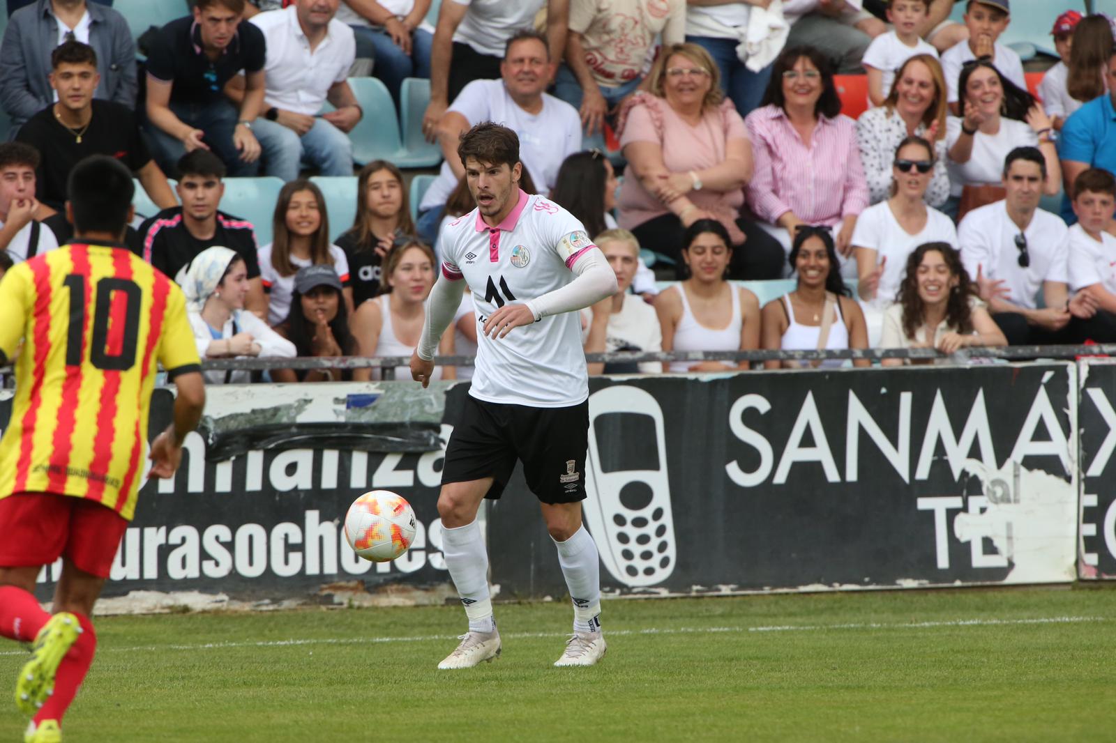 La grada, la afición y la tormenta sobre el Helmántico
