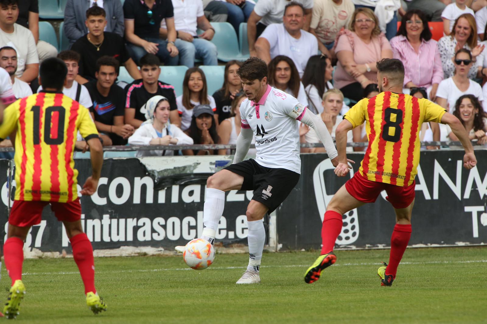 La grada, la afición y la tormenta sobre el Helmántico