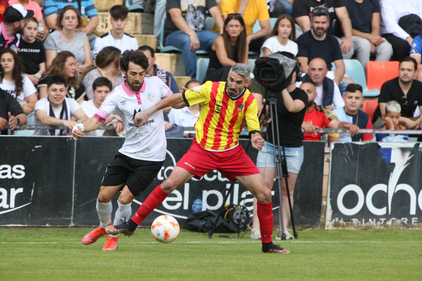 La grada, la afición y la tormenta sobre el Helmántico