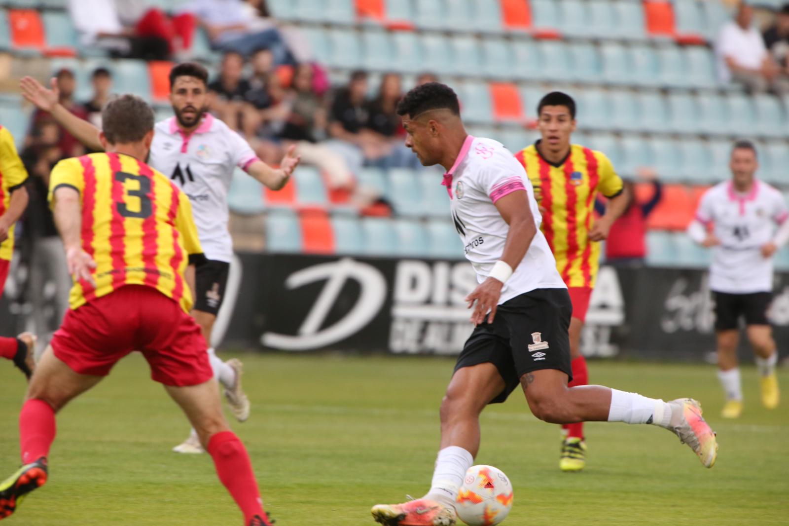 La grada, la afición y la tormenta sobre el Helmántico