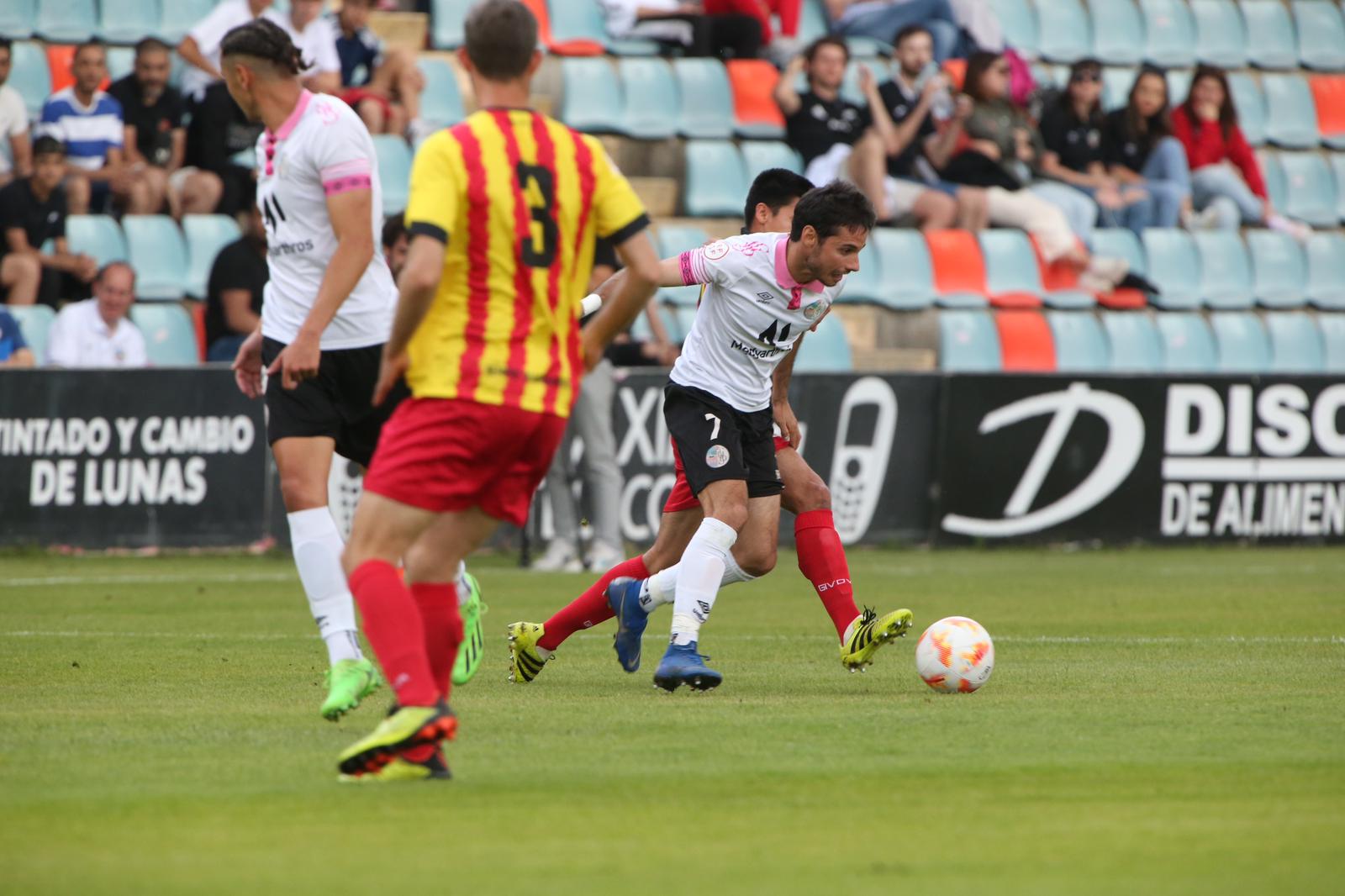 La grada, la afición y la tormenta sobre el Helmántico