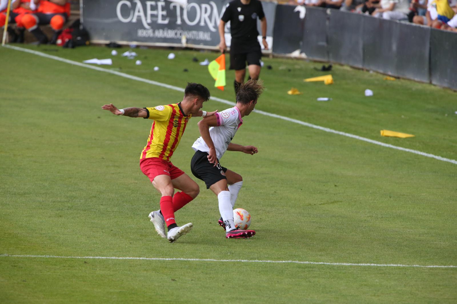 La grada, la afición y la tormenta sobre el Helmántico