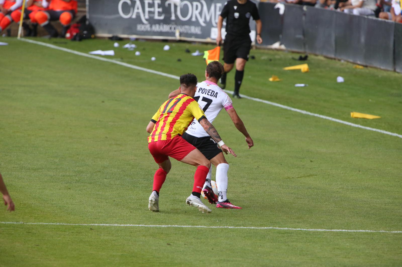 La grada, la afición y la tormenta sobre el Helmántico
