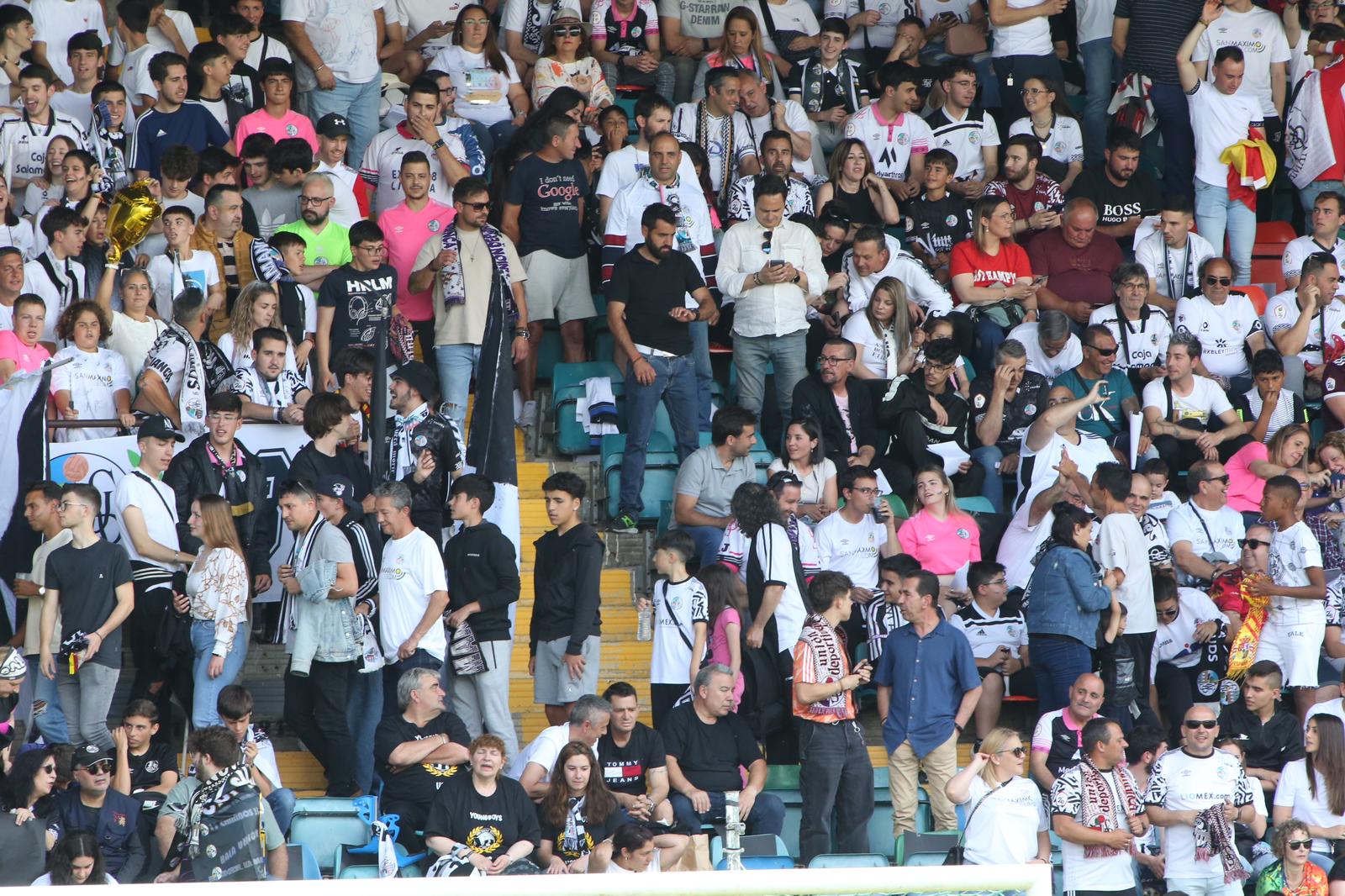 La grada, la afición y la tormenta sobre el Helmántico
