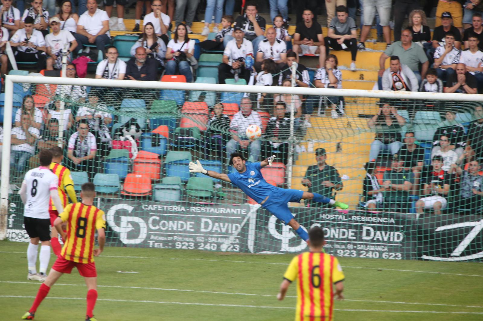 La grada, la afición y la tormenta sobre el Helmántico