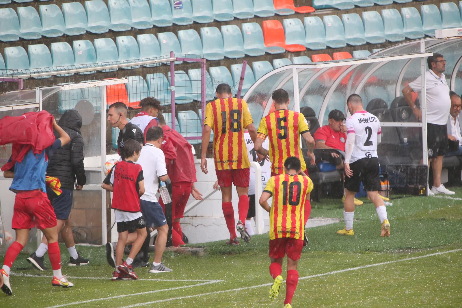 La grada, la afición y la tormenta sobre el Helmántico