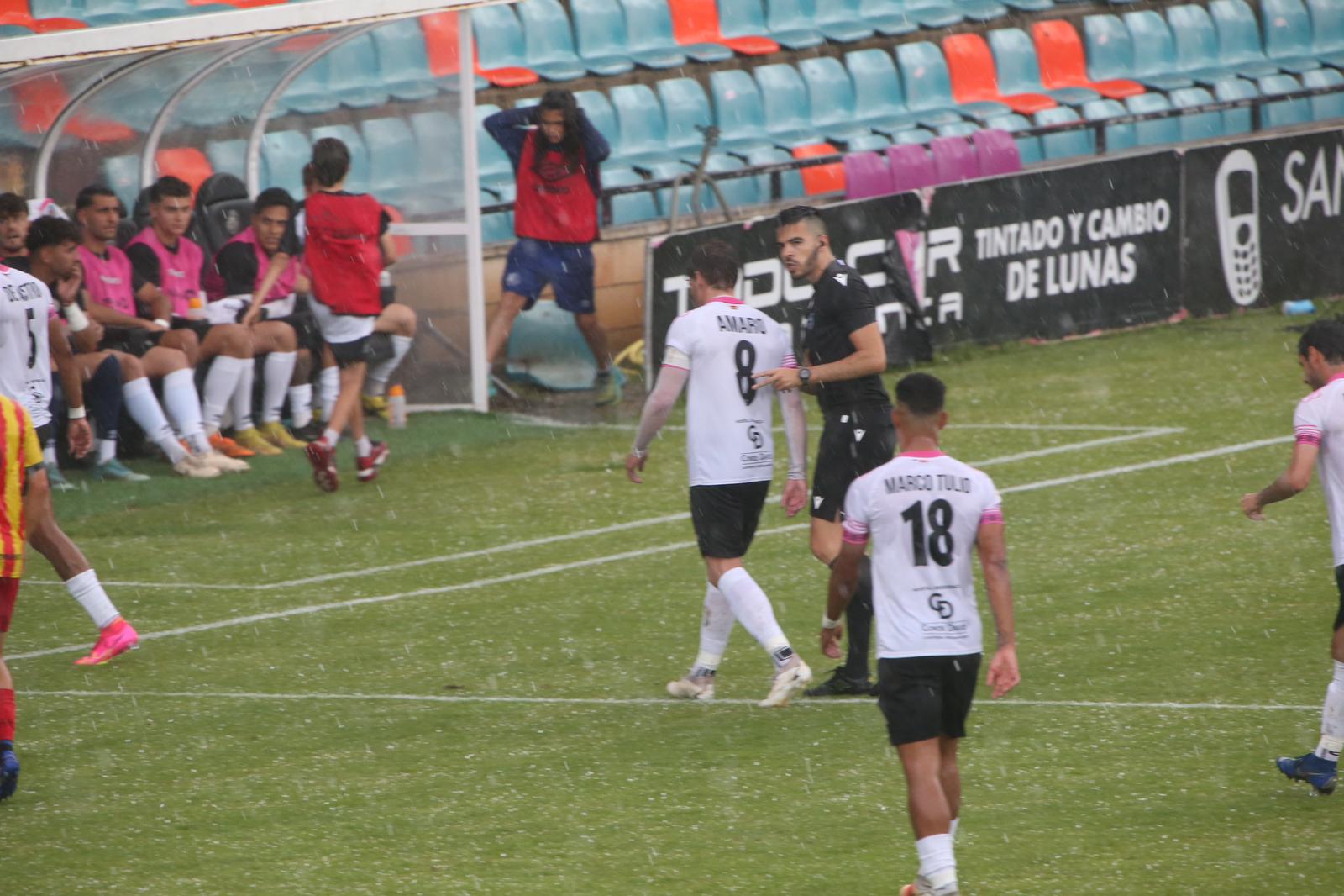 La grada, la afición y la tormenta sobre el Helmántico