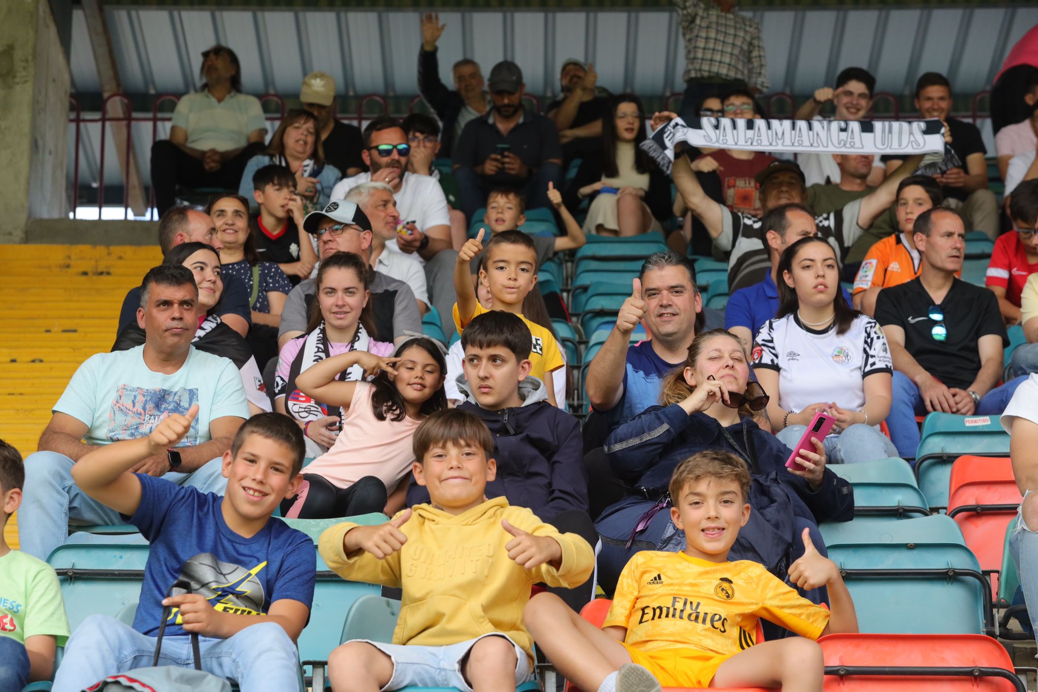 La grada, la afición y la tormenta sobre el Helmántico
