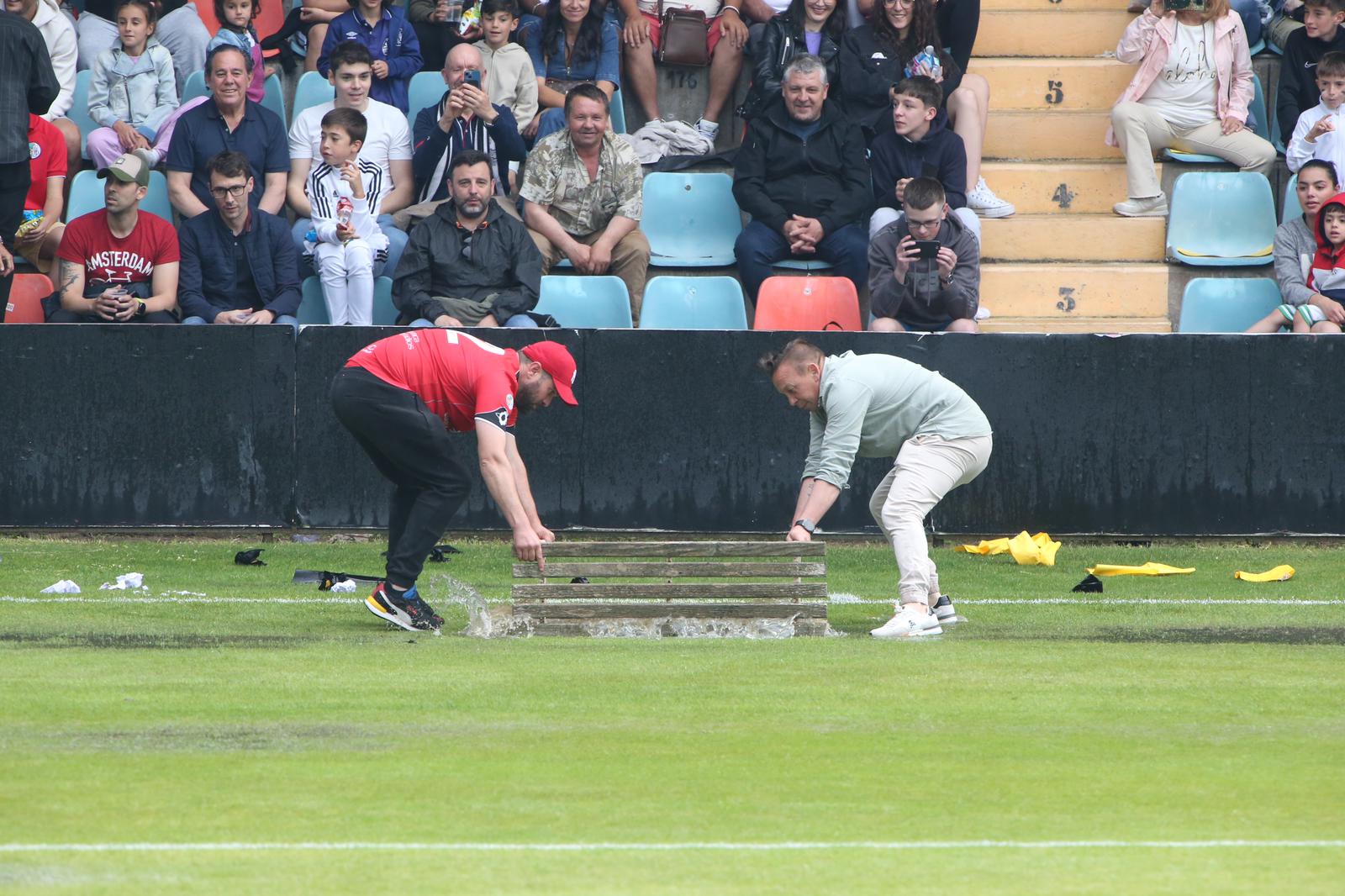 La grada, la afición y la tormenta sobre el Helmántico
