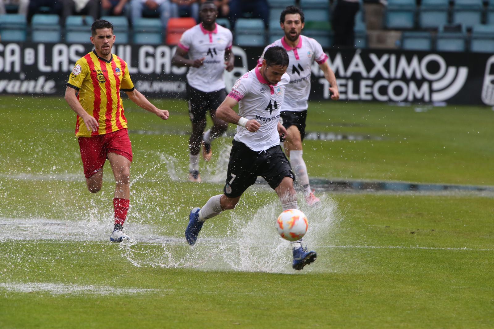 La grada, la afición y la tormenta sobre el Helmántico