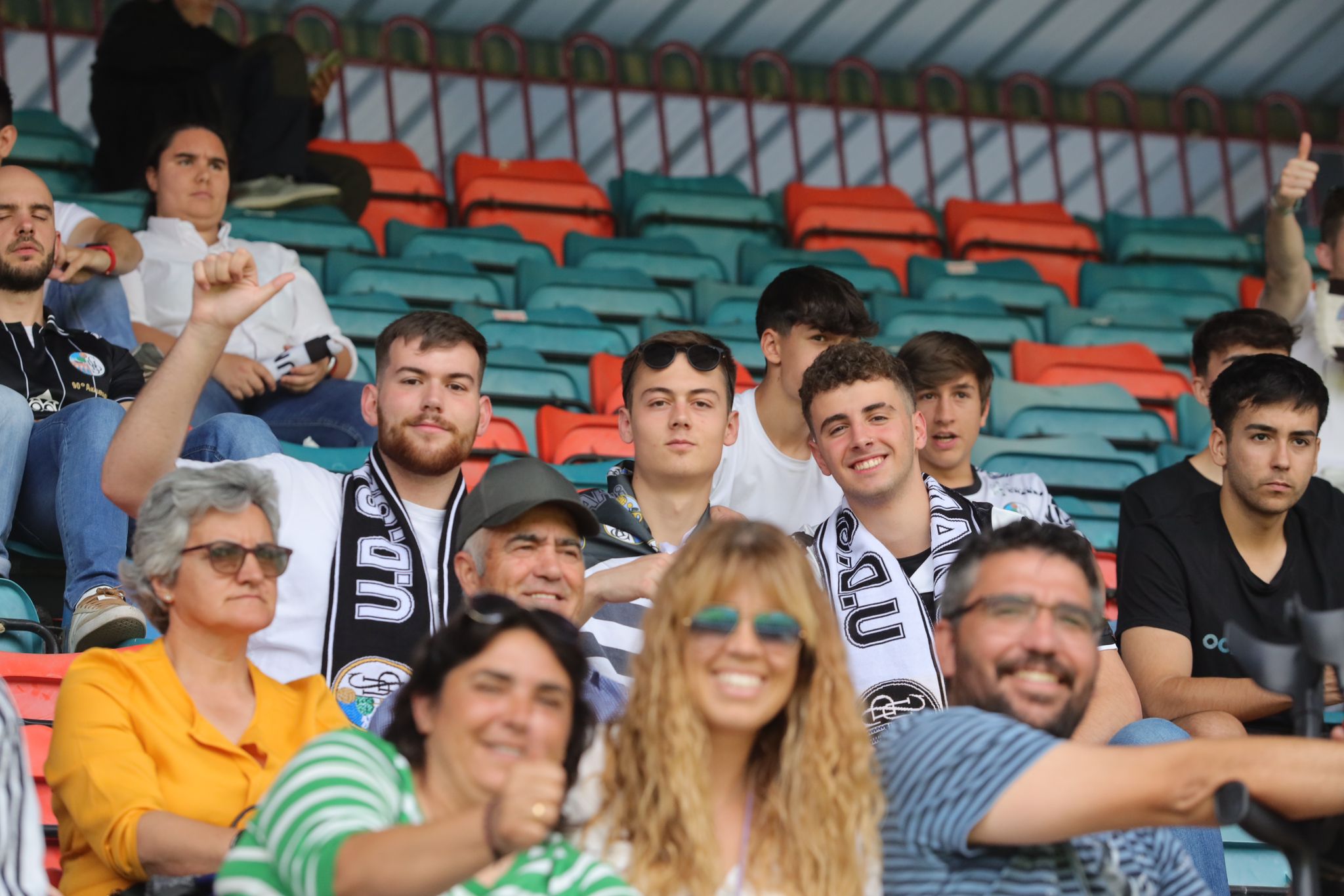 La grada, la afición y la tormenta sobre el Helmántico