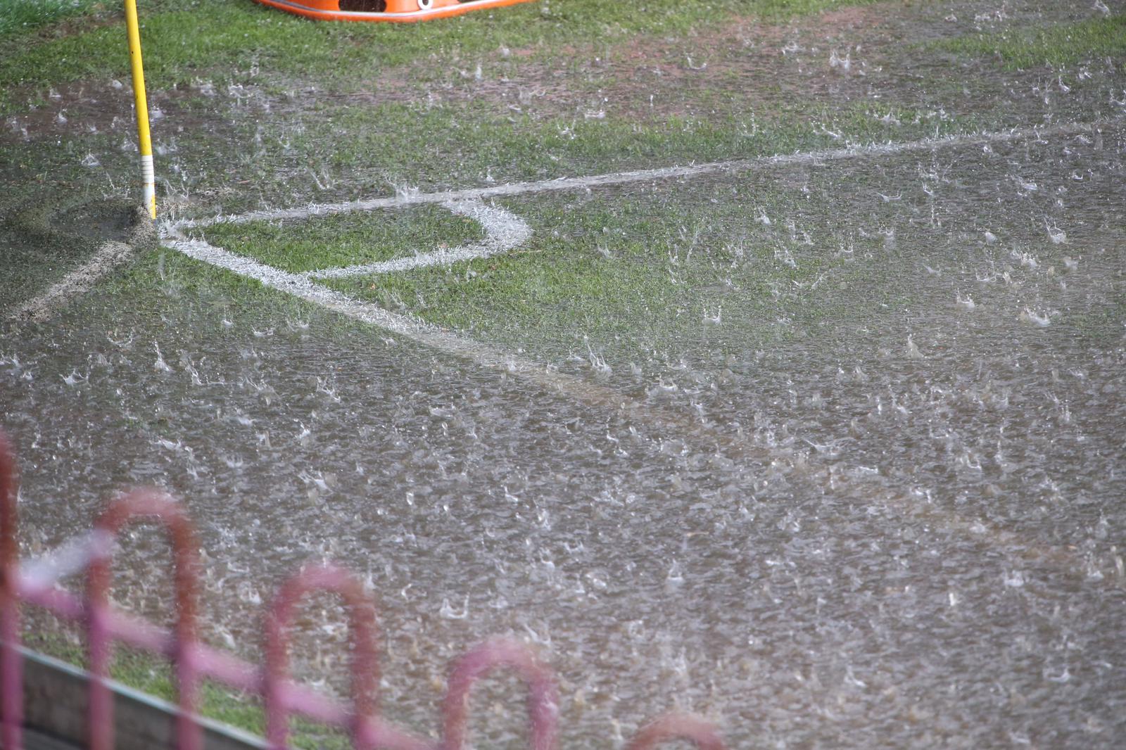 La grada, la afición y la tormenta sobre el Helmántico