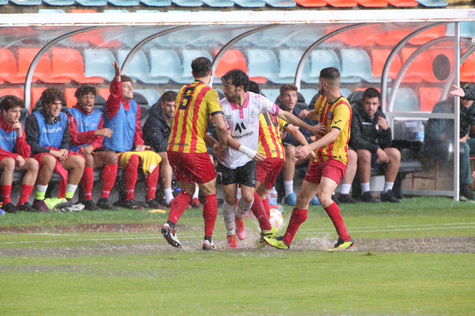 La grada, la afición y la tormenta sobre el Helmántico