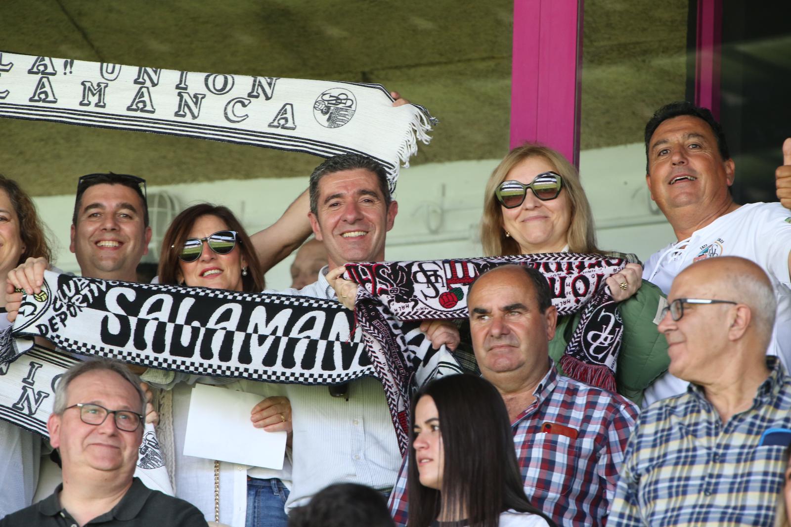 La grada, la afición y la tormenta sobre el Helmántico