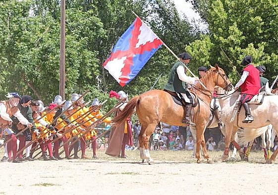 Los salmantinos viajan en el tiempo y reviven batallas de caballería junto al Tormes
