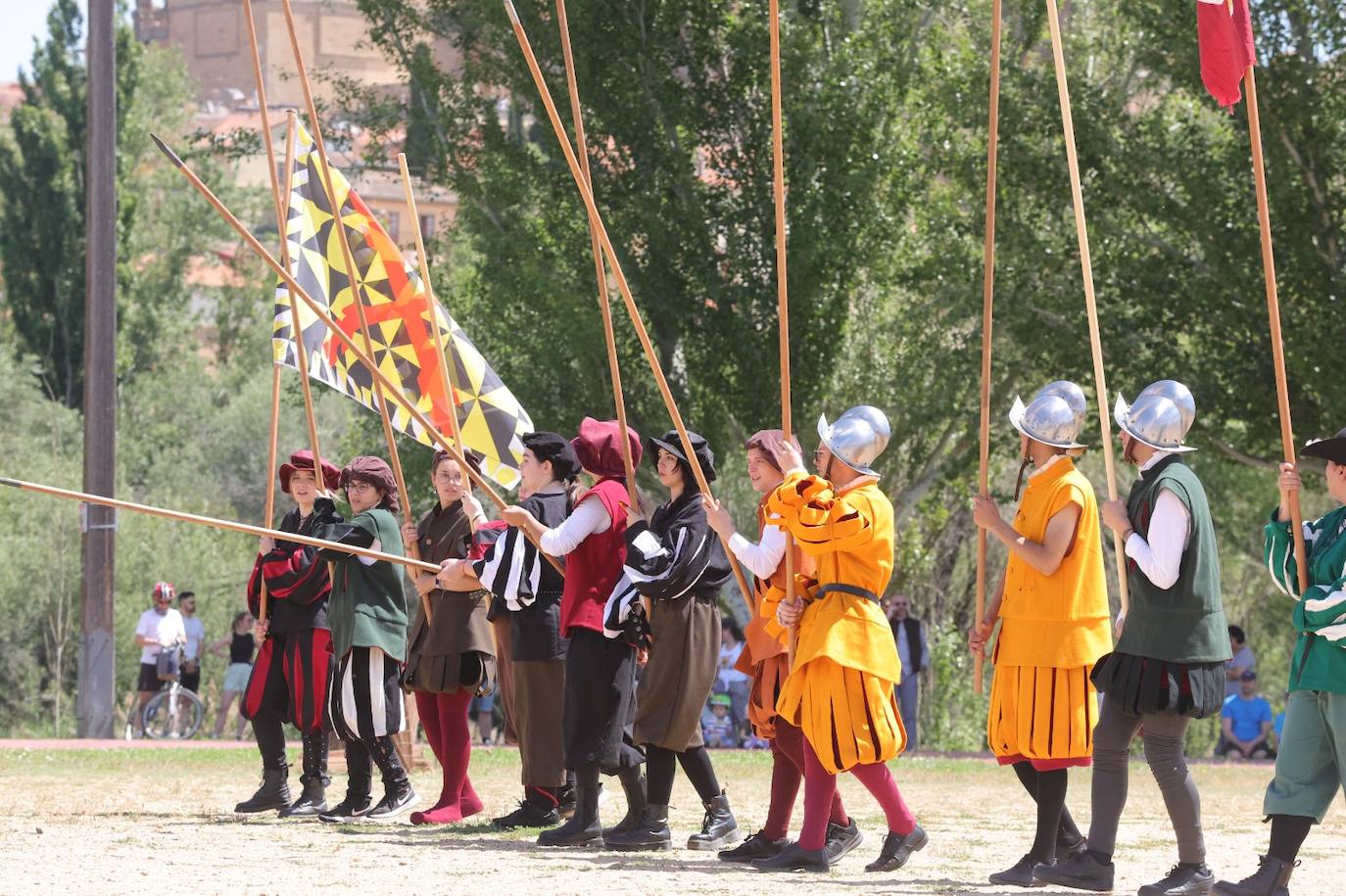 Los salmantinos viajan en el tiempo y reviven batallas de caballería junto al Tormes