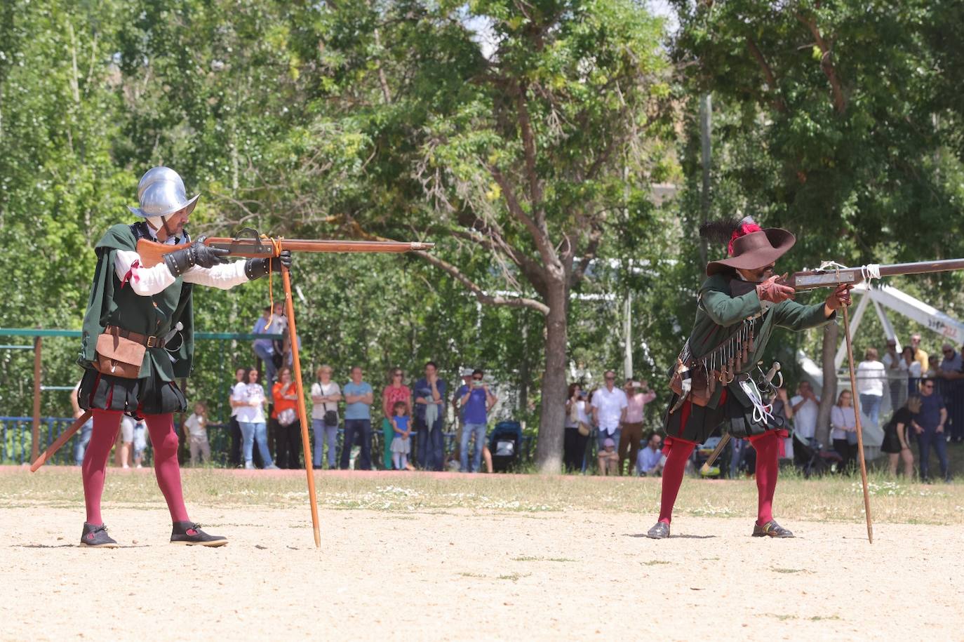 Los salmantinos viajan en el tiempo y reviven batallas de caballería junto al Tormes