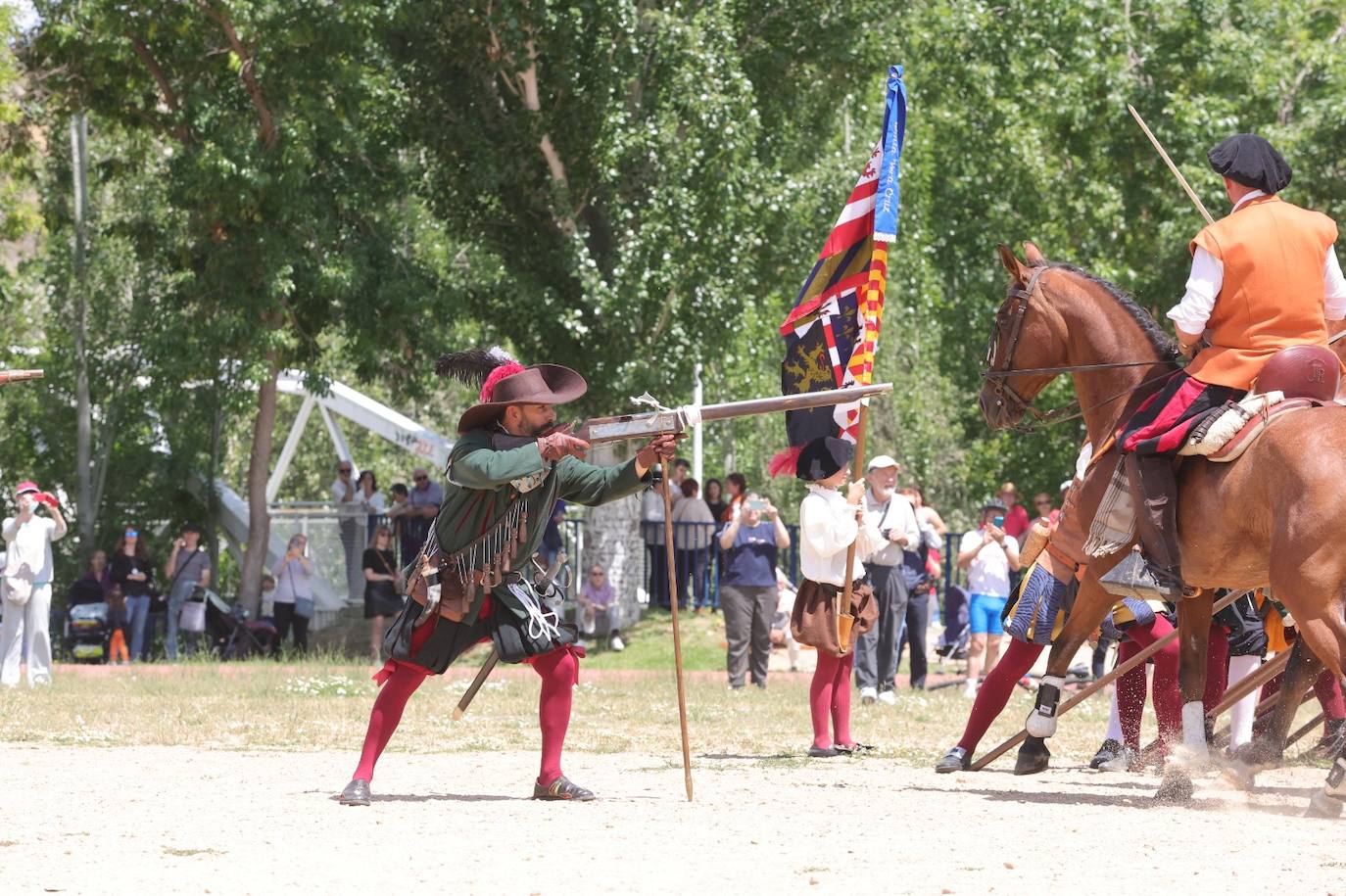 Los salmantinos viajan en el tiempo y reviven batallas de caballería junto al Tormes